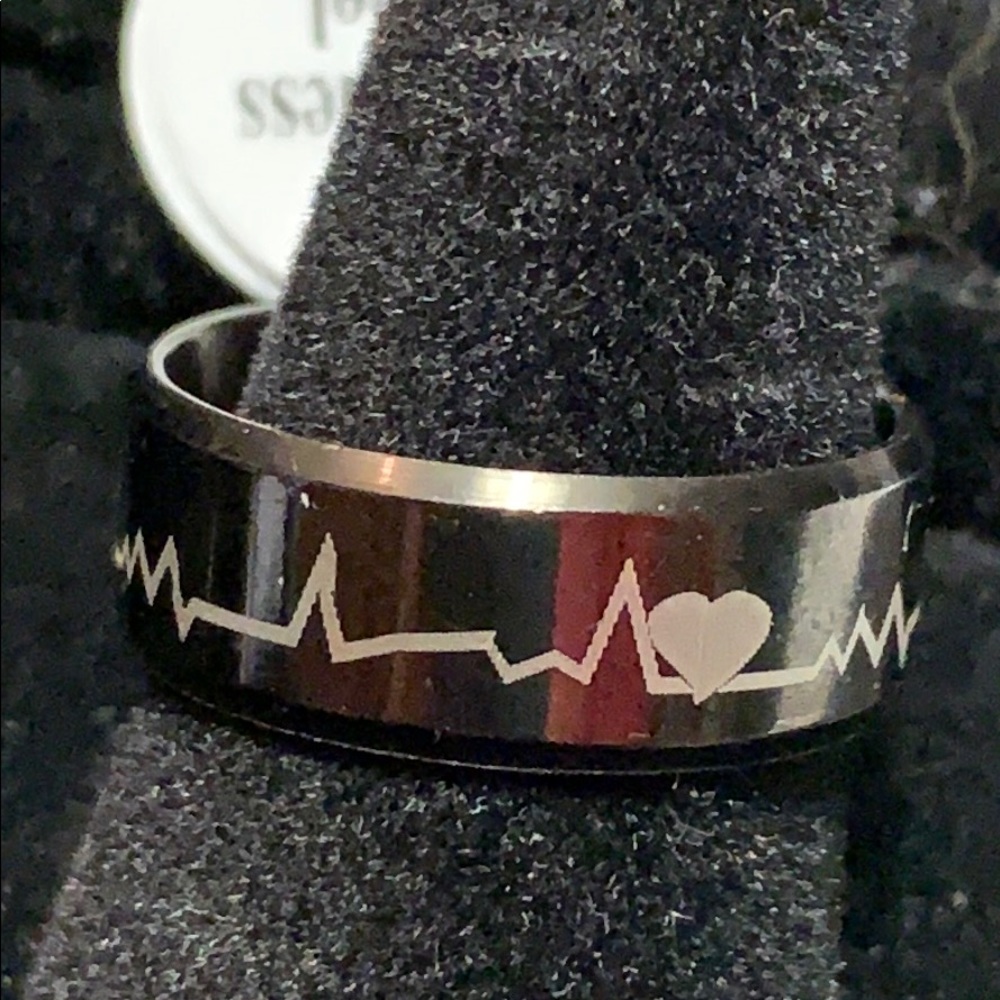 🎉3/$45🎉Heartbeat line ring size 8